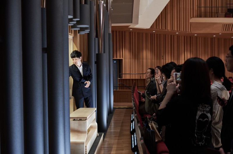 ▲ 롯데콘서트홀 무대감독이 파이프 오르간에 대해 설명하고 있다.ⓒ롯데문화재단