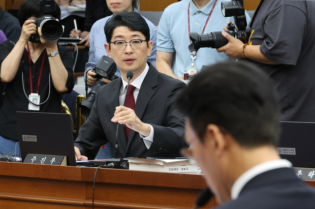 ▲ 김민석 국무총리 후보자가 24일 서울 여의도 국회에서 열린 인사청문회에서 국민의힘 주진우 의원의 질문을 듣고 있다. ⓒ연합뉴스