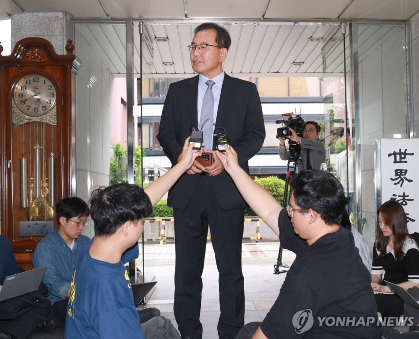 ▲ 이명현 특검이 25일 오전 서울 서초구 사무실에 출근하며 기자들의 질문에 답하고 있다. ⓒ연합뉴스