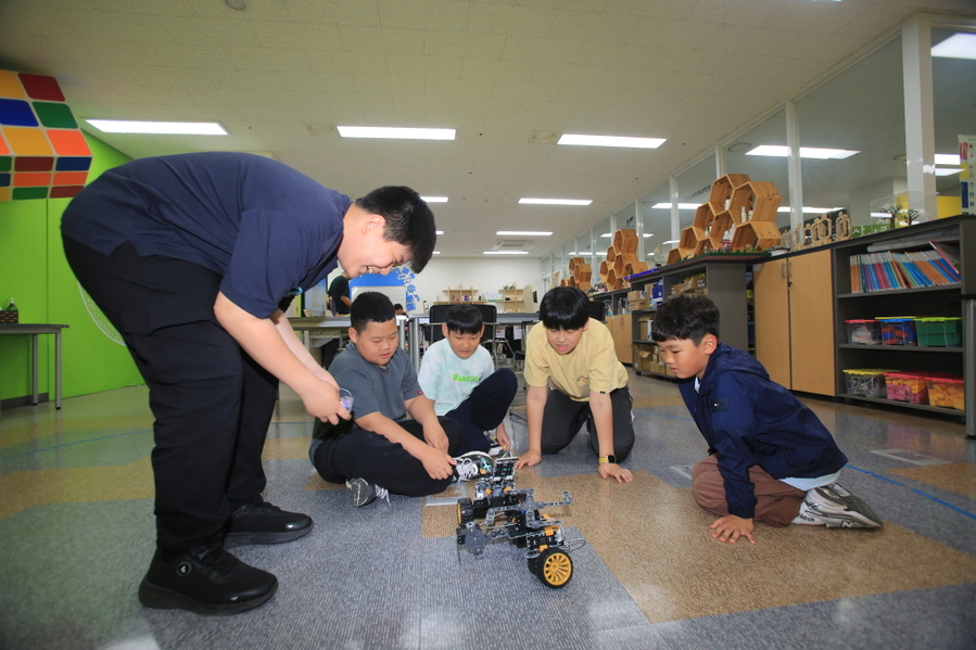 ▲ 초등생들이 김천녹색미래과학관에서 각종 과학실험을 하고 있다ⓒ