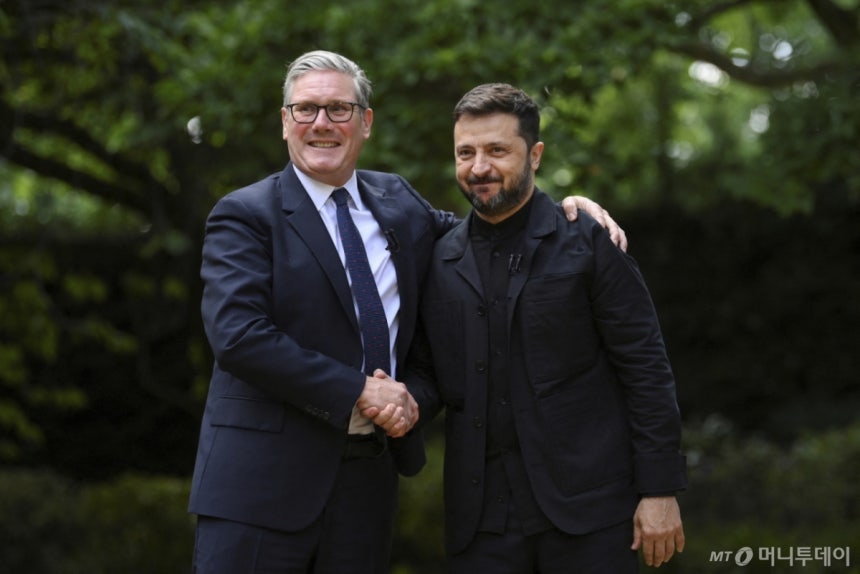 ▲ 볼로디미르 젤렌스키(오른쪽) 우크라이나 대통령과 키어 스타머 영국 총리가 23일(현지 시간) 런던 총리 관저에서 만나 악수하고 있다. /런던=AP/뉴시스