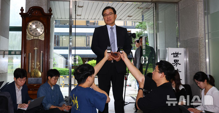 ▲ 채상병 순직 사건 외압 의혹을 수사하는 이명현 특별검사가 25일 오전 서울 서초구 서초동 사무실로 출근하며 취재진의 질문에 답변하고 있다. ⓒ뉴시스