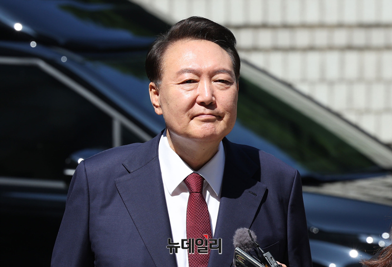 ▲ 윤석열 전 대통령이 지난 23일 서울중앙지법에서 열린 내란 혐의 공판에 출석하고 있다. ⓒ사진=공동취재단