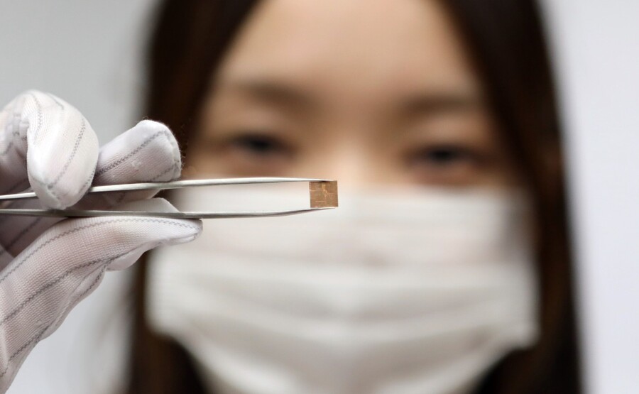 ▲ LG이노텍 직원이 코퍼 포스트(Cu-Post) 기술을 적용한 RF-SiP 기판을 선보이고 있다.ⓒLG이노텍