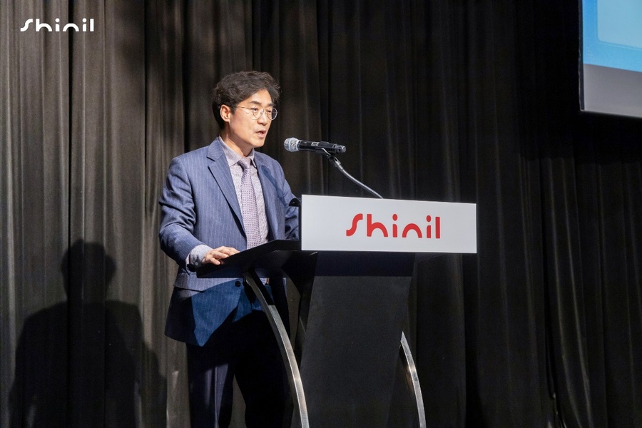 ▲ 정윤석 신일 대표가 올해 2월 신년회에서 발표하는 모습. ⓒ신일
