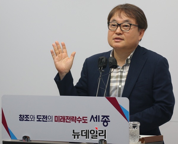 ▲ 김현기 세종시 경제산업국장이 25일 오전 세종시청 정음실에서 여민전 서버 장애 따른 기자회견을 하고 있다.ⓒ이길표 기자