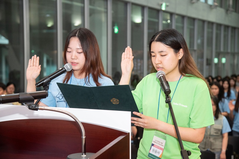 ▲ '2025 여름 이화봉사단·4기 배꽃나눔실천단 발대식'에서 학생들이 나눔실천을 다짐하는 선서문을 낭독하고 있다.ⓒ이화여대