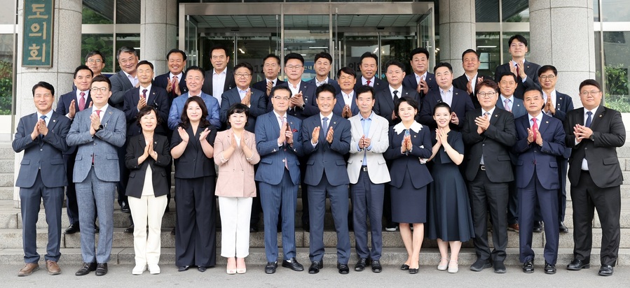 ▲ 2024년 7월 11일 충북도의회 청사 앞에서 12대 후반기 충북도의회 개원식을 마친 뒤 의원들과 기념촬영을 하고 있다.ⓒ충북도의회