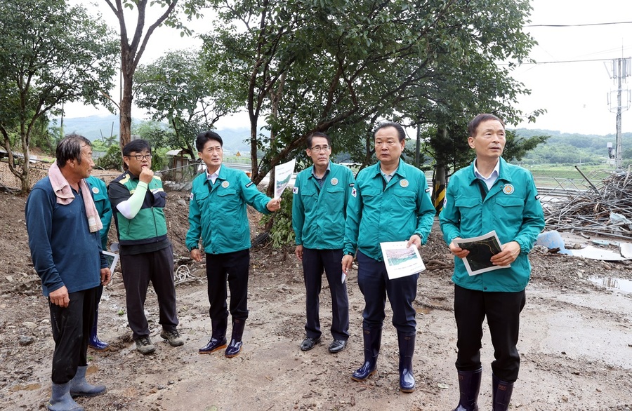 ▲ 이양섭 의장과 의원들이 2024년 7월 9일 옥천군과 영동군 일원에서 집중호우수해복구현장에서 피해 상황 등을 살펴보고 있다.ⓒ충북도의회