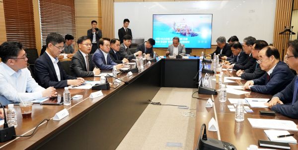 ▲ 김성범 해양수산부 차관이 25일 서울 해운빌딩에서 '중동사태 관련 수출입물류 비상점검회의'를 주재하고 있다. ⓒ해양수산부