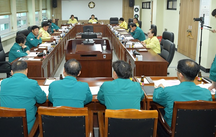 ▲ 충남 논산시의회가 24일 의회운영위원회 회의실에서 여름철 집중호우에 대비한 간담회를 하고 있다.ⓒ논산시의회