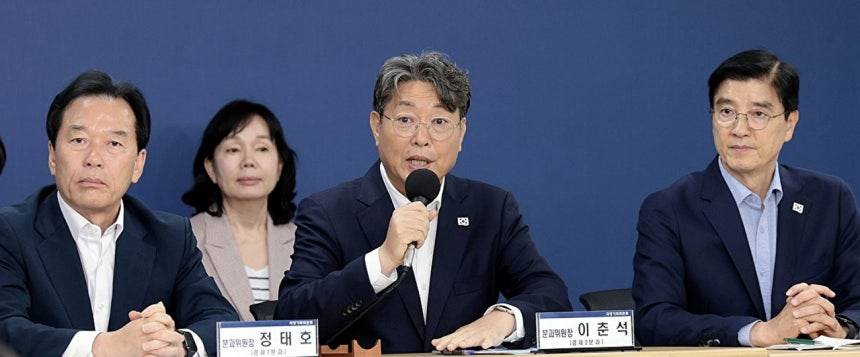 ▲ 이춘석 국정기획위원회 경제2분과장이 지난 22일 서울 종로구 국정기획위원회에서 열린 기자간담회에서 취재진 질문에 답하고 있다. ⓒ연합뉴스