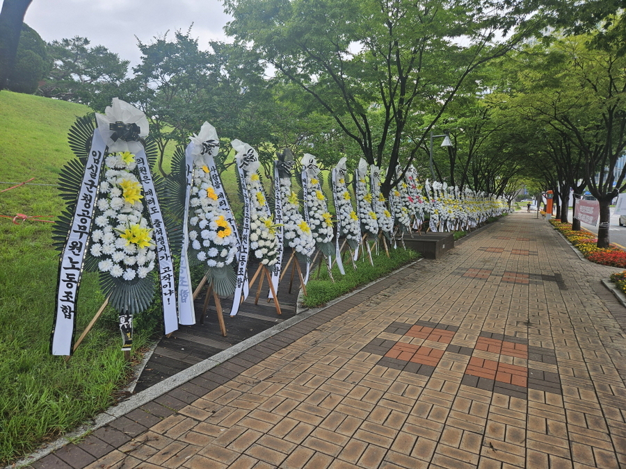 ▲ 구미시의회에 대한 규탄과 안주찬 시의원의 사퇴를 요구하는 내용의 근조화환이 구미시청 입구에 늘어서 있다ⓒ