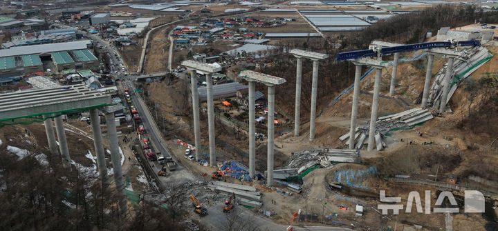 ▲ 경기도 안성시 서운면 산평리 서울세종고속도로 천안~안성 구간 연결공사 교량 작업 중 교량을 떠받치던 50m 철구조물이 무너져 내려 작업 중이던 인부들이 숨지거나 다쳤다. ⓒ뉴시스