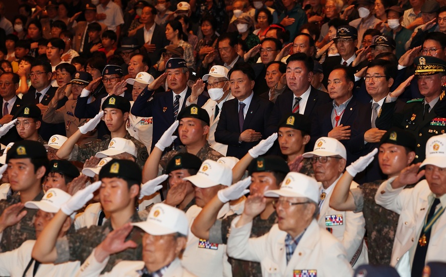 ▲ 충북도는 김영환 도지사를 비롯해 이범석 청주시장 등 기관단체장과 각급 보훈단체 회원, 6.25참전유공자, 학생 등 1400여명이 참석한 가운데 6.25전쟁 75주년을 기념하는 행사를 25일 청주 예술의 전당에서 개최했다.ⓒ충북도