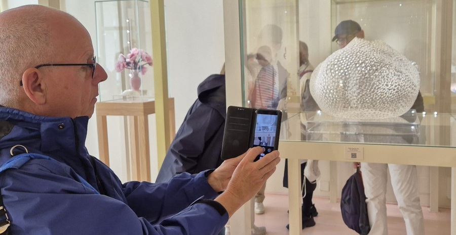 ▲ 지난해 호모파베르에서 2023 청주국제공예공모전 대상 수상작 ‘Wishes’(소원들,고혜정 작)를 현지 관광객이 촬영을 하고 있다.ⓒ청주시