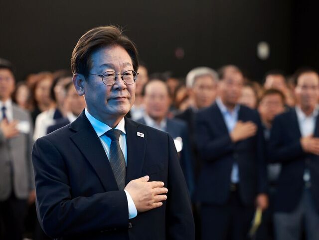 ▲ 이재명 대통령이 25일 광주 국립 아시아문화전당에서 열린 광주시민, 전남도민 타운홀미팅에서 국기에 경례를 하고 있다. ⓒ뉴시스