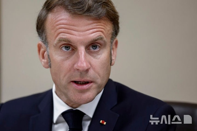 ▲ 에마뉘엘 마크롱 프랑스 대통령이 프랑스 파리 엘리제궁에서 이스라엘-이란 위기 관련 국가안보회의에 참석하고 있는 모습. 250622 AP/뉴시스. ⓒ뉴시스