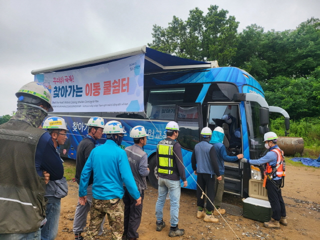 ▲ 포스코이앤씨가 현장 근로자들이 더위를 피하고 휴식을 취하러 '찾아가는 이동 쿨쉼터'로 들어가고 있다.ⓒ포스코이앤씨