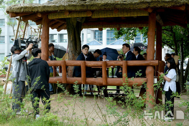 ▲ 김용태 국민의힘 비대위원장이 24일 울산시청을 방문해 김두겸시장과 시청 논 정원 원두막에서 환담을 나누고 있다. ⓒ뉴시스