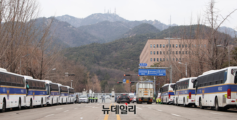 ▲ 고위공직자범죄수사처가 내란 우두머리 혐의로 윤석열 대통령을 체포한 가운데 16일 오후 경기 과천시 정부과천청사 앞에 경찰 버스가 줄지어 서있다. 2025.01.16. ⓒ(경기 과천=서성진 기자)