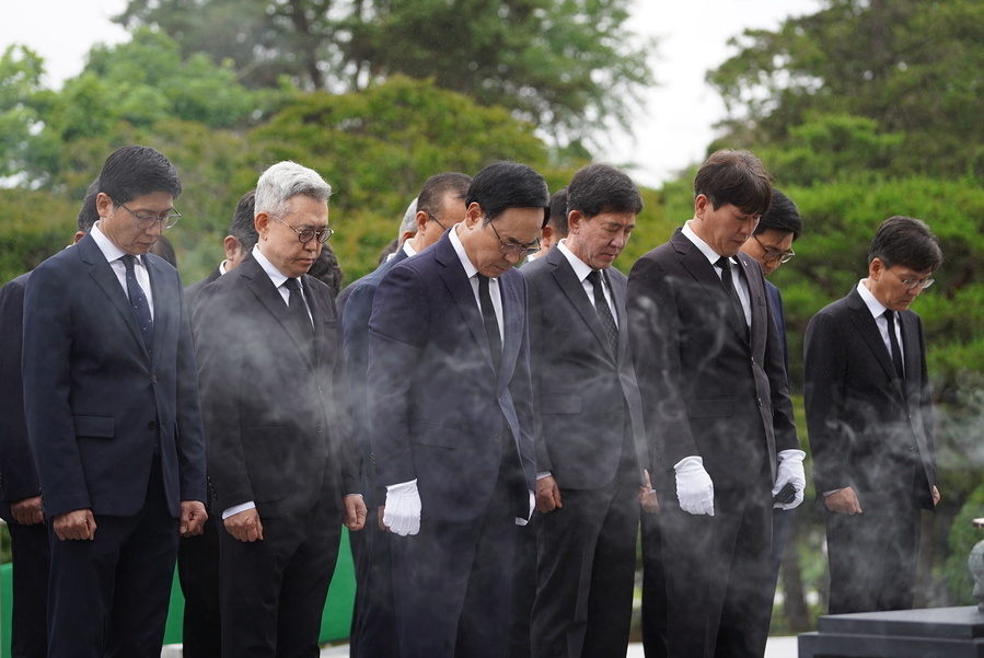 ▲ 현대로템이 6·25 전쟁 75주년인 25일 국립서울현충원을 찾아 순국선열과 호국영령에 참배했다. ⓒ현대로템