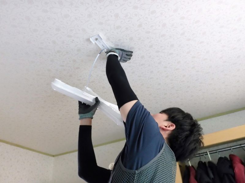 ▲ 충남 보령군 청라면 일대에서 ‘하계 기술봉사 활동’에 나선 한기대 학생이 전구를 달아주고 있다.ⓒ한기대