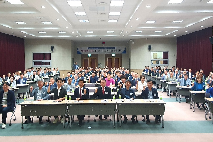 ▲ 대구 달서구(구청장 이태훈)는 지난 24일 대구비즈니스센터에서 지역 기업인(CEO) 및 임직원 140여 명이 참석한 가운데 ‘제29회 달서경제포럼’을 성황리에 열었다.ⓒ달서구