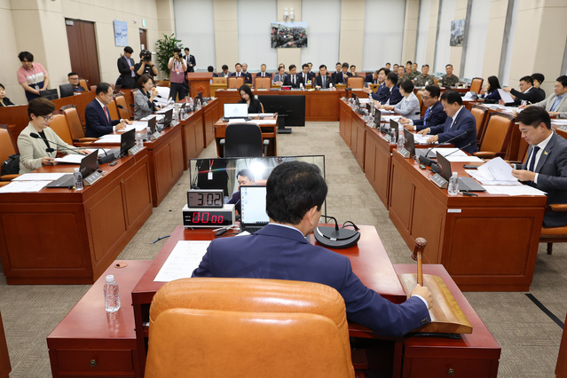 ▲ 25일 국회에서 열린 에서 국민의힘 소속 성일종 위원장이 의사봉을 두드리고 있다. ⓒ연합뉴스