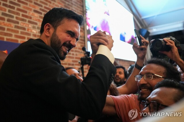 ▲ 지지자들과 인사하는 조란 맘다니 뉴욕주 의원. 출처=로이터ⓒ연합뉴스