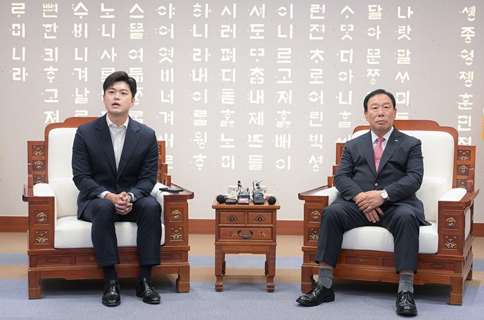 ▲ 김용태 국민의힘 비상대책위원장(왼쪽)이 25일 오후 세종시청을 찾아 최민호 세종시장을 만나 해양수산부의 부산 이전 추진과 관련해 대화를 하고 있다.ⓒ세종시