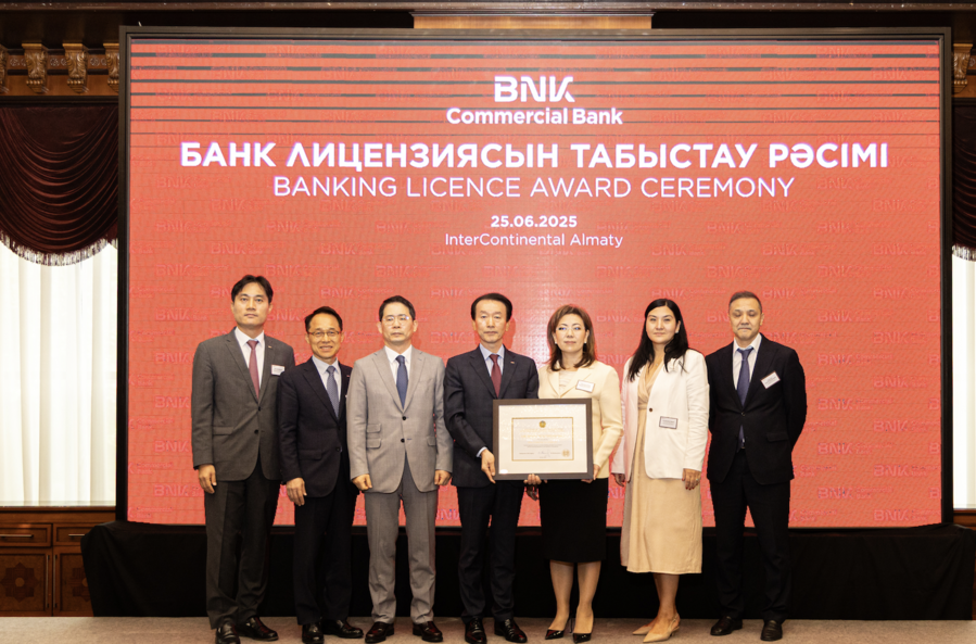 ▲ BNK금융그룹은 25일 BNK캐피탈 카자흐스탄법인이 카자흐스탄 금융당국으로부터 은행업 본인가 승인을 받았다. (왼쪽 4번째부터 BNK캐피탈 김성주 대표, 카자흐스탄 금융감독원장 마지나 아빌카시모바). ⓒBNK금융그룹