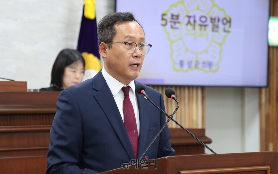 ▲ 홍성근 울릉군의원이 5분 자유발언을 통해 고 이덕영 선장의 숭고한 정신을 기리고자 추모비 건립을 제안하고 있다.ⓒ뉴데일리