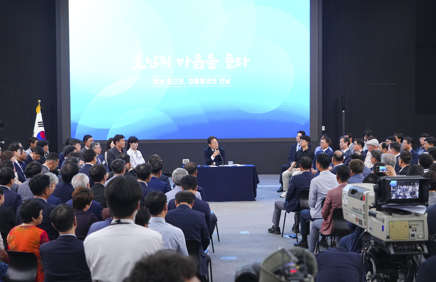 ▲ 이재명 대통령이 25일 광주 국립아시아문화전당에서 '광주시민·전남도민 타운홀 미팅’을 열어 민군 공항 통합 이전 문제 등 지역 현안을 청취하고 있다. ⓒ광주광역시 제공