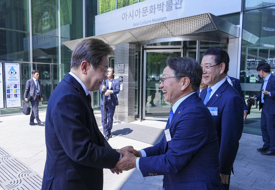 ▲ 강기정 광주광역시장이 25일 광주 국립아시아문화전당에서 열린 '광주시민·전남도민 타운홀 미팅'에 참석한 이재명 대통령과 악수를 하고 있다. ⓒ광주광역시 제공