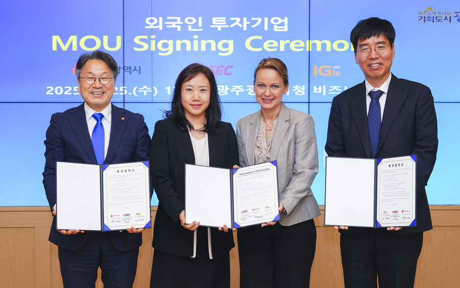 ▲ 강기정 광주광역시장이 25일 오후 시청 비즈니스룸에서 국내 단열 및 특수유리 가공설비 제조기업 '아이지스', 오스트리아 유리 가공설비 전문기업 '라이섹'과 3자 간 투자협약(MOU)을 체결한 뒤 기념촬영을 하고 있다.
ⓒ광주광역시 제공