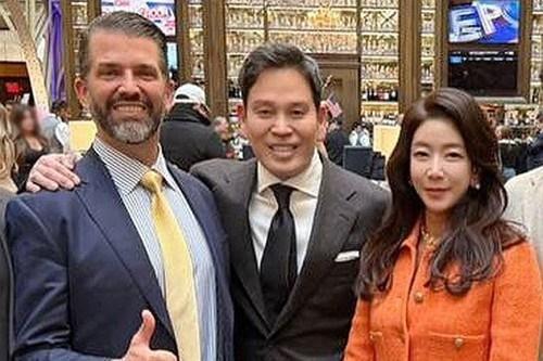 ▲ 취임식 참석을 위해 지난 1월 워싱턴을 찾은 신세계그룹 정용진 회장(가운데)이 트럼프 주니어(왼쪽)와 만나 부인 한지희씨(오른쪽)를 소개한 뒤 기념촬영을 하고 있다. ⓒ신세계그룹