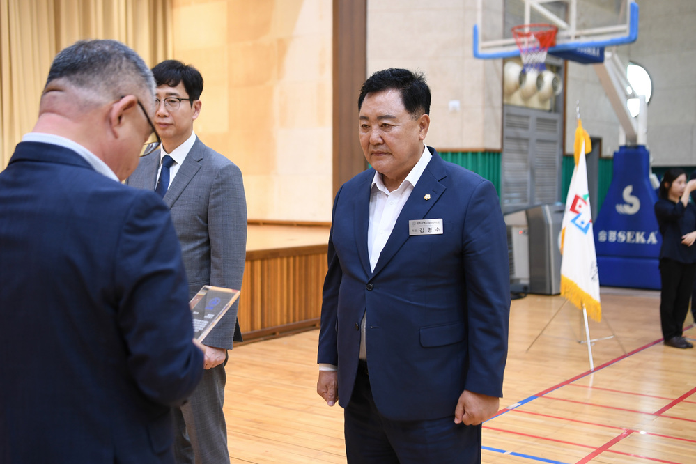 ▲ 김명수 광주 광산구의회 의장이 25일 열린 '2025년 광주장애인 기능경기대회'에서 감사패를 수상하고 기념사진을 찍고있다. ⓒ광주광산구의회