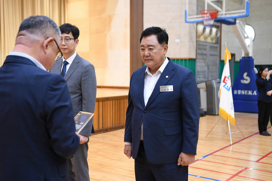 ▲ 25일 김명수 광주 광산구의회 의장이 광주광역시 장애인기능경기대회에서 감사패를 수상하고 있다. ⓒ광주광산구의회 제공