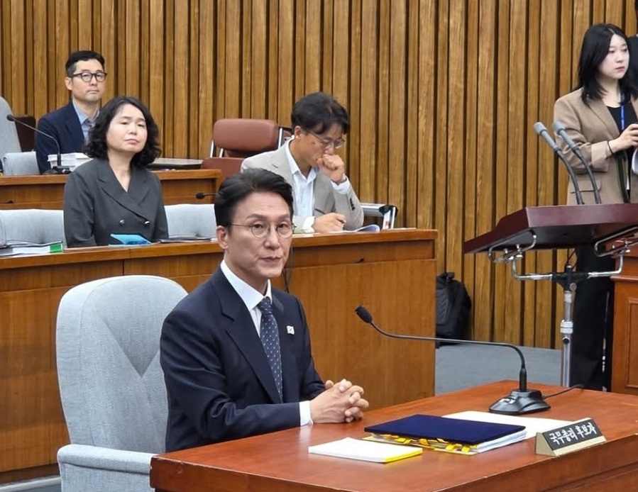 ▲ 김민석 국무총리 후보자의 인사청문회가 24일부터 이틀간 국회에서 열렸지만, 각종 의혹을 해소하지 못하고 자질 논란만 남긴 채 파행 끝에 마무리됐다. 청문회 전부터 김 후보자의 재산 증식 의혹 등이 이어졌으나 증인과 참고인 없이 청문회가 진행된 데다 김 후보자가 관련 자료제출을 거부하면서 제대로 된 검증이 이뤄지지 않았다. 증인과 참고인 없이 총리 인사청문회가 열린 것은 2000년 인사청문회 제도가 도입된 이후 처음이다. 김민석 국무총리 후보자가 인사청문회를 위해 착석해 있다.ⓒ이종배 의원 페이스북 캡처