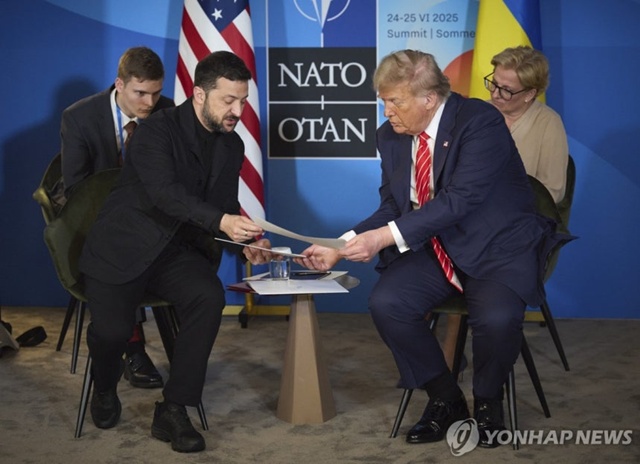 ▲ 볼로디미르 젤렌스키 우크라이나 대통령(좌)과 도널드 트럼프 미국 대통령이 회담하고 있다. 우크라이나 대통령실 제공. EPA 연합뉴스. ⓒ연합뉴스