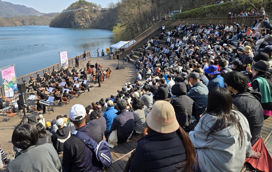 ▲ 생거진천 농다리축제에서 진천 군립교향악단이 음악회를 열고 있다. ⓒ진천군