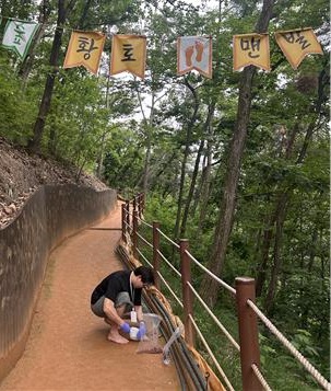 ▲ 보건환경연구원이 맨발 걷기 산책로에서 토양 안전성 검사를 위해 토양 수집을 하고 있다. ⓒ충북보건환경연구원