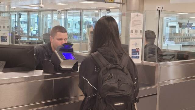 ▲ 25일(현지시각) 미국 댈러스 국제공항에 도착한 한 승객이 입국 심사를 받고 있다.ⓒ연합뉴스