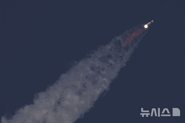 ▲ 미국 텍사스주 보카치카 인근 스페이스X 스타베이스 발사대에서 '스타십' 로켓이 발사되고 있다. 250527 AP/뉴시스. ⓒ뉴시스