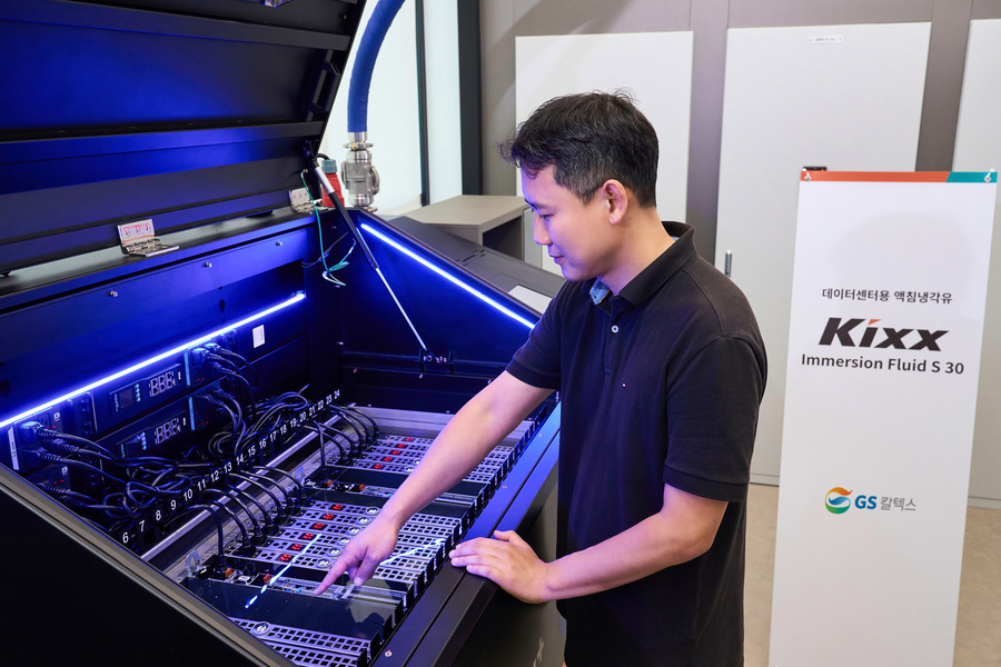 ▲ GS칼텍스 직원이 LG유플러스 데이터센터에서 액침냉각유를 실증하고 있다.ⓒGS칼텍스