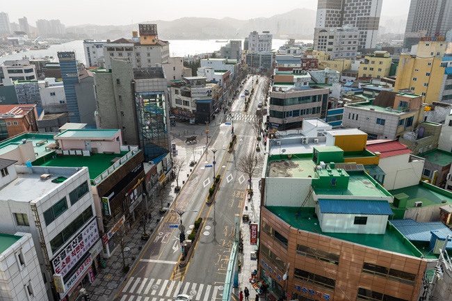 ▲ 속초시가 골목형상점가 지정 기준을 기존 2,000㎡ 이내 면적에 소상공인이 운영하는 점포 30개 이상 밀집한 구역에서 '점포 15개 이상'으로 대폭 완화했다.
ⓒ속초시