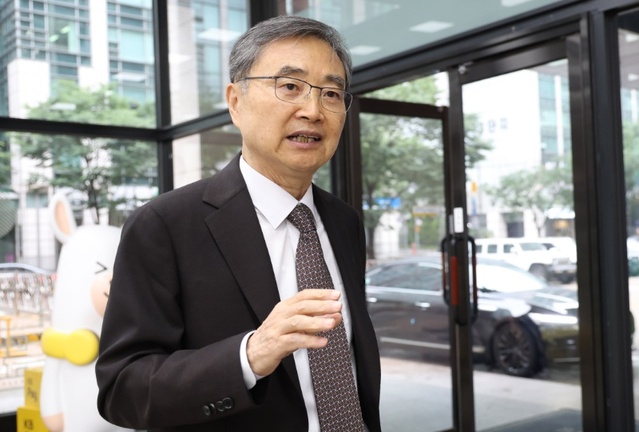 ▲ 조현 외교부 장관 후보자가 25일 오전 서울 종로구 대우빌딩에 마련된 인사청문회 준비 사무실로 출근하며 취재진의 질문에 답변하고 있다. ⓒ뉴시스