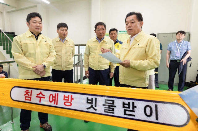▲ 이재준 수원시장이 평동 배수펌프장을 찾아 시설을 점검하고 있다. ⓒ수원시 제공