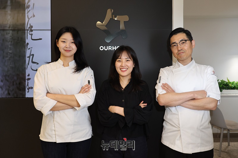 ▲ 오른쪽부터 김선준 아워홈 R&D 본부 베이커리팀장, 진소예 B2B상품기획팀 사원, 김주영 베이커리팀 연구원이 기념촬영을 하고 있다.ⓒ정상윤 기자